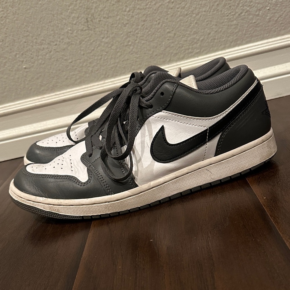 Nike Men's Black and White Sneakers - Jordan Low